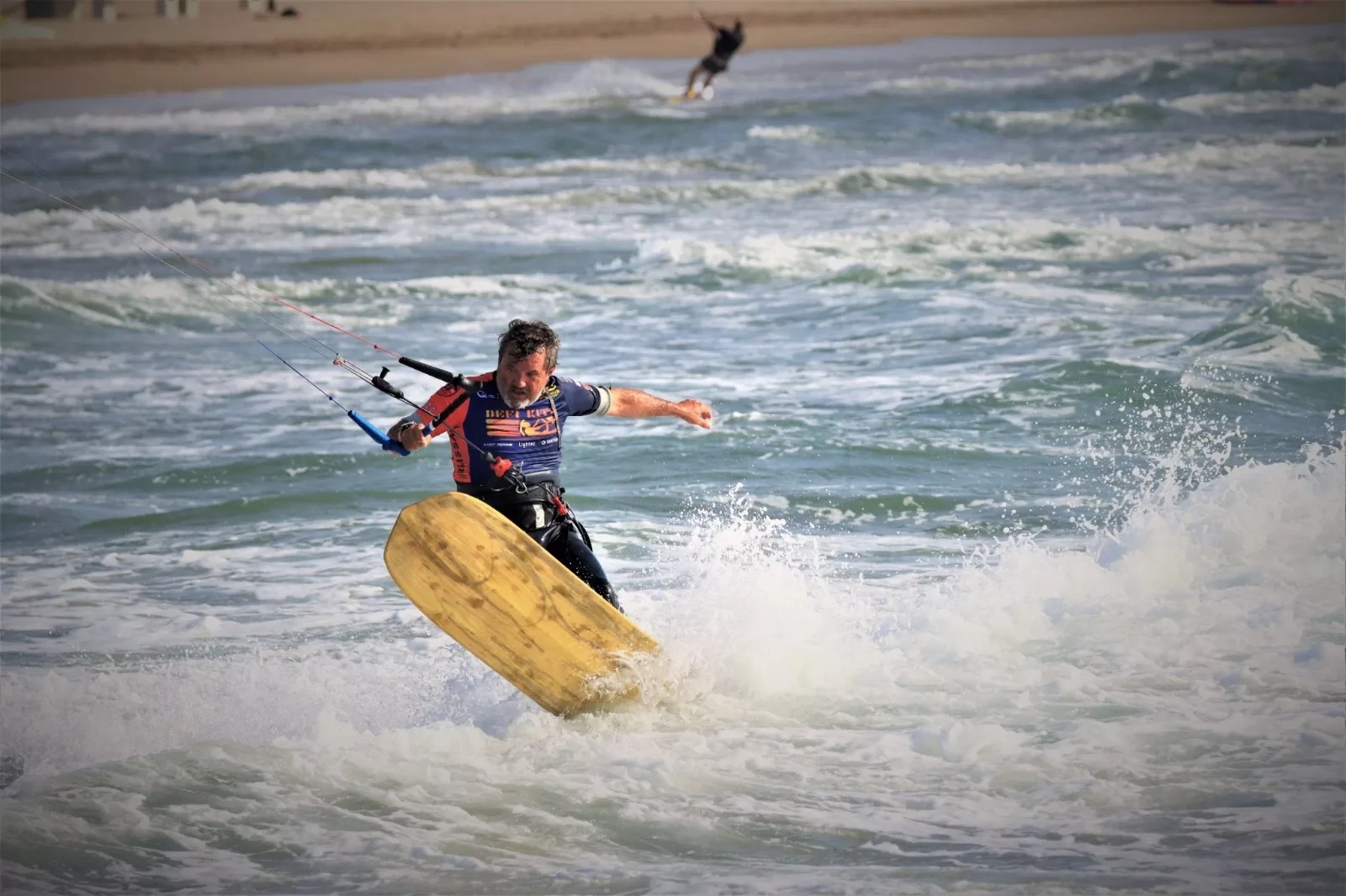 sylvain maurin sur son tiki sur une vague a pleine vitesse