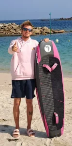 Pierre Adam avec sa planche de wingfoil Pierre Adam avec sa planche de wingfoil