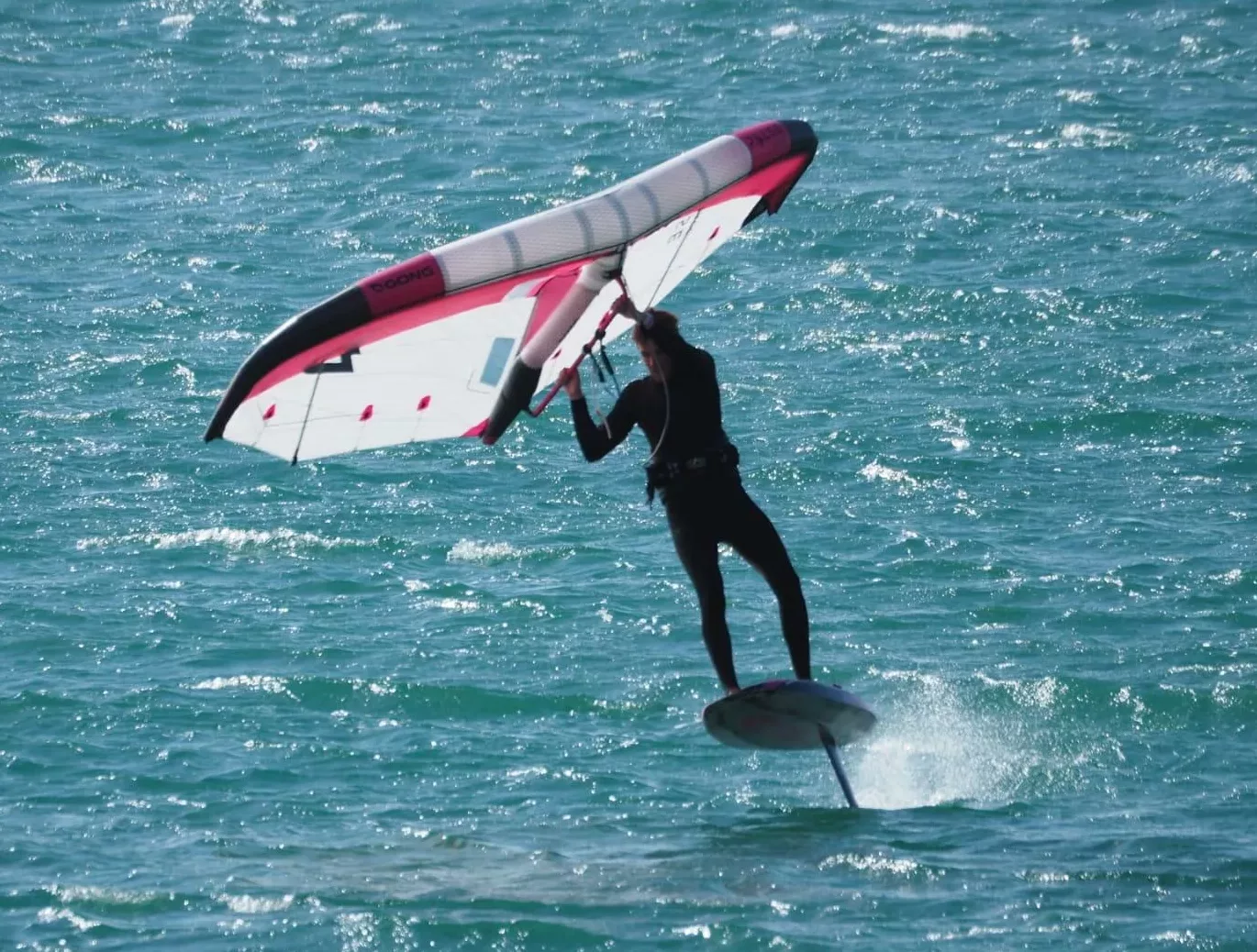 Pierre Adam en wingfoil pendant sa navigation