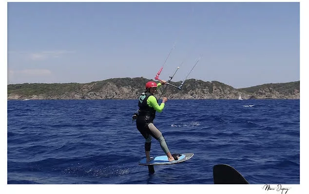 kitesurfeuse au large de porquerolles