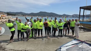 groupe sportif heureux avec tenus fluo