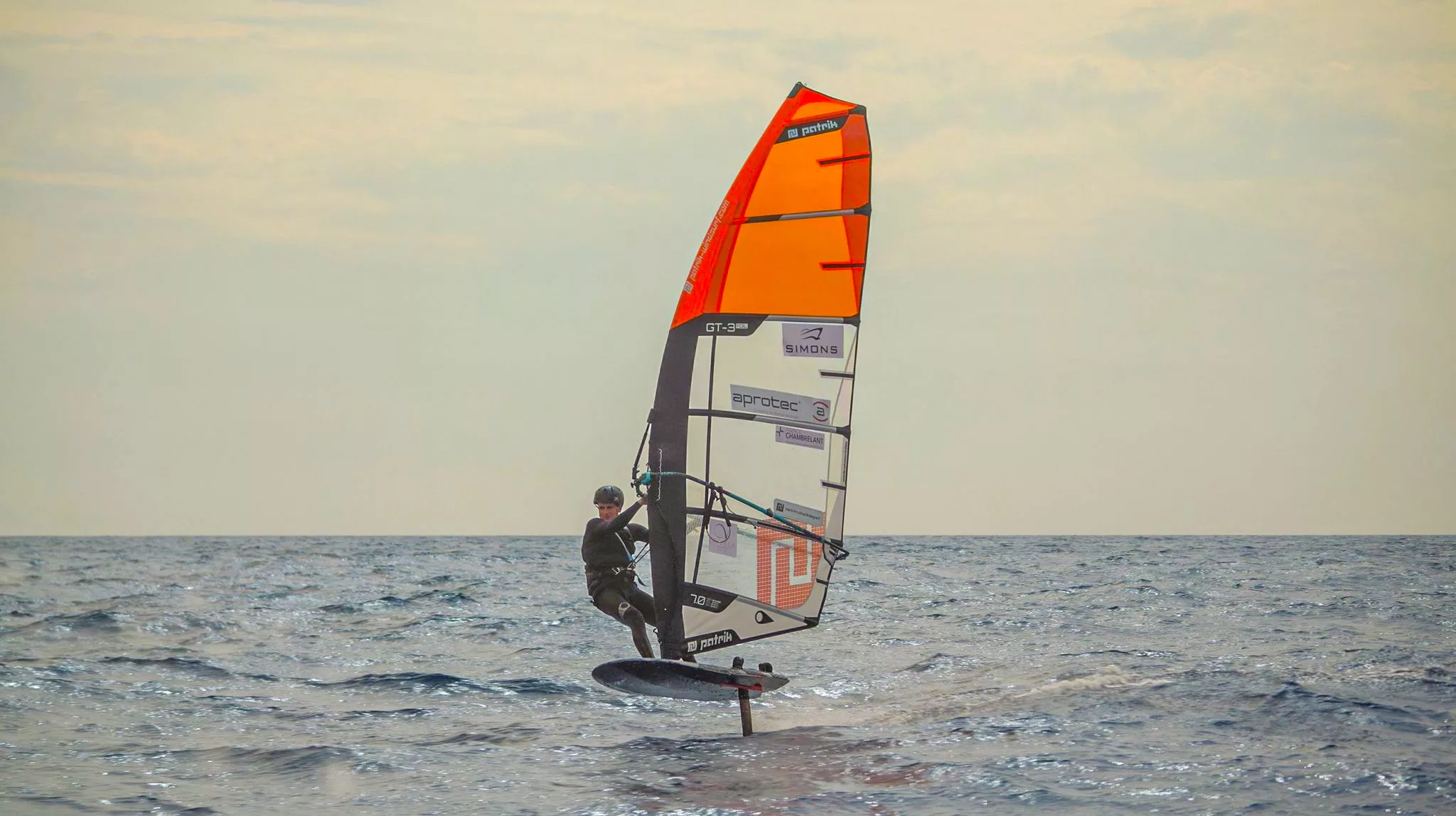 windfoil en pleine mer pendant une traversee continent corse